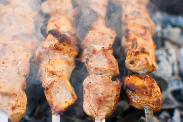Preparation of meat slices in sauce on fire