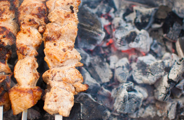 Preparation of meat slices in sauce on fire