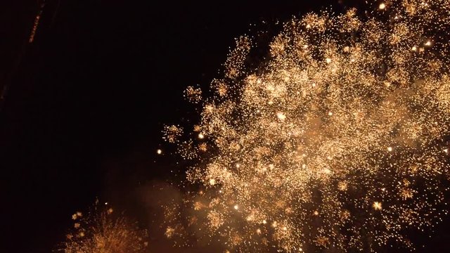 Fuochi d'artificio colorati di notte con sfondo nero. San ranieri, festa della luminara a Pisa