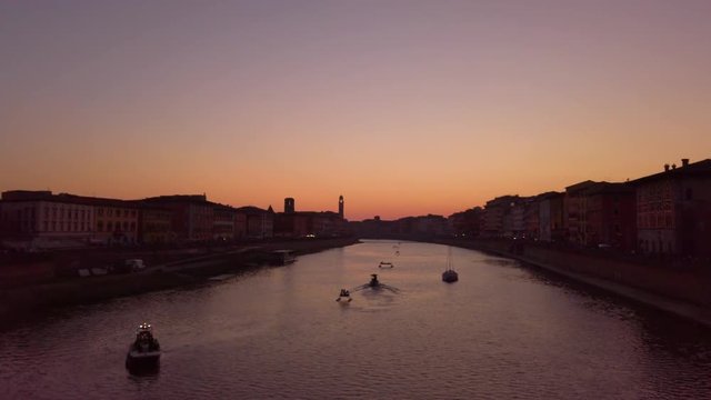 Citt&agrave; di Pisa, in Toscana, lungarni con fiume Arno al tramonto. Festa della Luminara di San Ranieri.