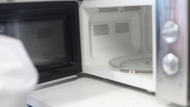 Mikrowelle im Labor Experimente Wissenschaft