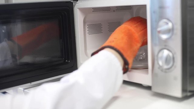 Mikrowelle im Labor Experimente Wissenschaft