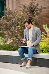 Obraz premium Texting and having coffee
