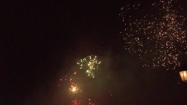 Fuochi d'artificio nel cielo di notte