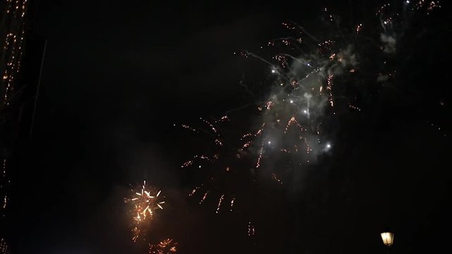 Fuochi d'artificio nel cielo di notte