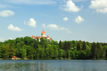 Obraz premium State castle Konopiste in spring