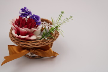 Obraz premium Basket with red flowers