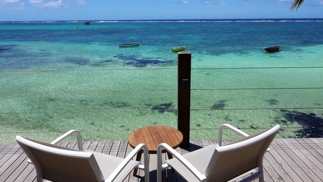 Terrasse en teck au bord d'un lagon