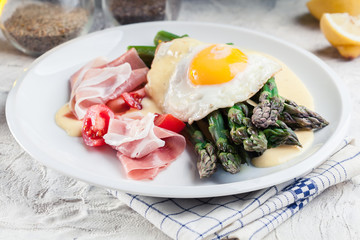 Green asparagus with ham, egg and hollandaise sauce