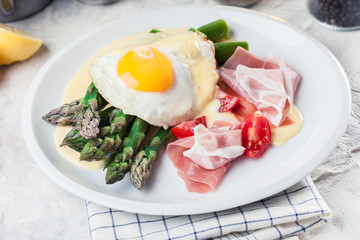 Green asparagus with ham, egg and hollandaise sauce