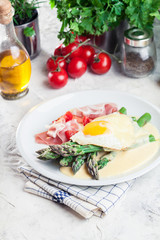 Green asparagus with ham, egg and hollandaise sauce