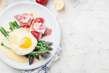Green asparagus with ham, egg and hollandaise sauce