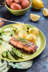 Baked salmon with asparagus and hollandaise sauce