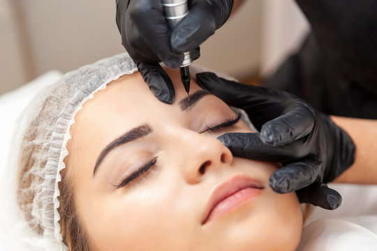 Makijaż permanentny brwi - zabieg w salonie piękności	