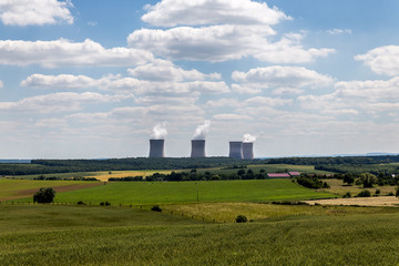 Fototapeta na wymiar Une centrale nucléaire en fonctionnement au milieu de la nature