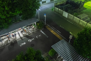 Fototapeta na wymiar 夜の駐輪場と道路