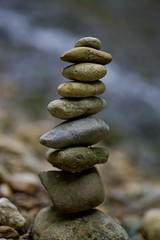 Fototapeta na wymiar Equilibre cairn zen pierre bien-être rivière
