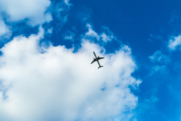 Flugzeug nach Start am Himmel