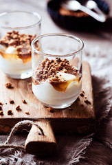 Joghurt mit knusprigem Granola und Honig