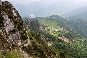 Fototapeta na wymiar Weg auf den Pasubio in den italienischen Alpen