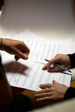 Main et partition de musique solf&egrave;ge