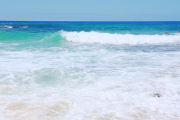 ハワイ　オアフ島　ターコイズブルーの海と青空