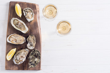 Fresh Oysters with lemon and white wine