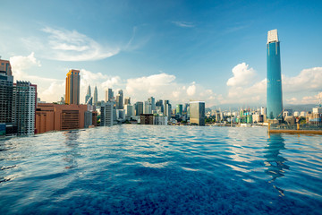 Naklejka premium Kuala Lumpur skyline pool view 