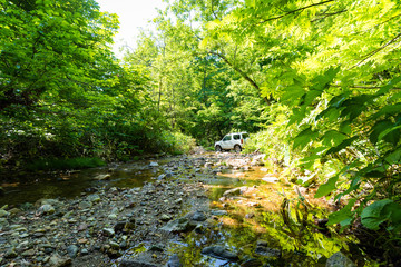 Obraz premium ＲＶ車で渓流沢を渡る