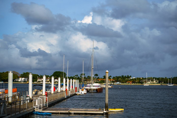 Fototapeta na wymiar Hay un catamarán en el muelle de West Palm Beach, Florida.