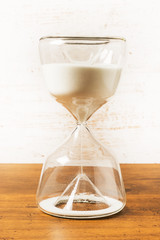砂時計　white hourglass that ticks the time