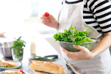 キッチン　女性