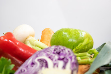 riquísimos vegetales de muchos colores texturas y sabores para una rica sopa  