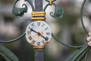 Uhrensymbol am Grabdenkmal