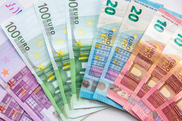 Stapel EURO-Geldscheine zeugt von Reichtum, Gewinn, Prämie, Lohn, Gehalt und Finanzcheck