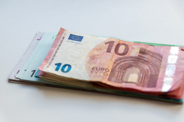 Stapel EURO-Geldscheine zeugt von Reichtum, Gewinn, Prämie, Lohn, Gehalt und Finanzcheck