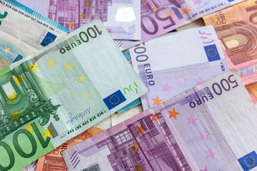 Stapel EURO-Geldscheine zeugt von Reichtum, Gewinn, Prämie, Lohn, Gehalt und Finanzcheck
