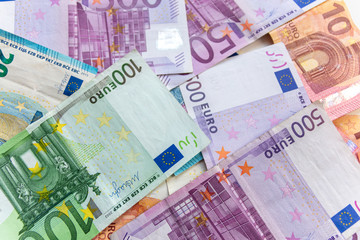 Stapel EURO-Geldscheine zeugt von Reichtum, Gewinn, Prämie, Lohn, Gehalt und Finanzcheck