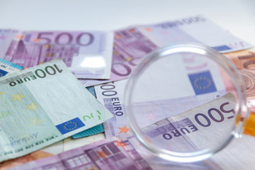 Haufen Bargeld aus Geldscheinen und EURO-Münzen zeugt von Reichtum in der Finanzwelt und schnelles Geld