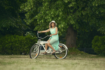 Obraz premium pretty curly biker