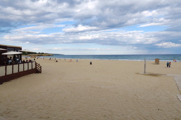 Fototapeta na wymiar bord de plage avec ciel nuageux.