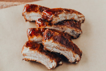 Delicious barbecued ribs seasoned with a spicy basting sauce