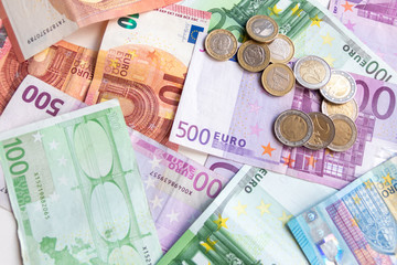 Haufen Bargeld aus Geldscheinen und EURO-Münzen zeugt von Reichtum in der Finanzwelt und schnelles Geld