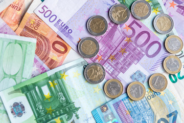 Haufen Bargeld aus Geldscheinen und EURO-Münzen zeugt von Reichtum in der Finanzwelt und schnelles Geld