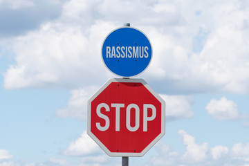Ein Stop Schild und Hinweis auf Rassismus