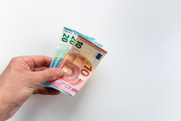 Männerhand hält Geldschein zur Bezahlung mit Bargeld oder als Prämie / Provision bereit