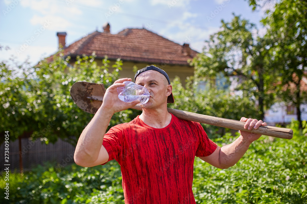 Wall mural Farmer drinking water