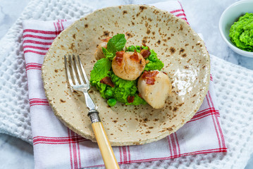 Scallops with minted peas and crispy pancetta