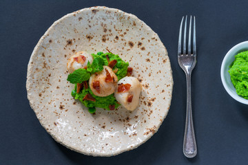 Scallops with minted peas and crispy pancetta - overhead view