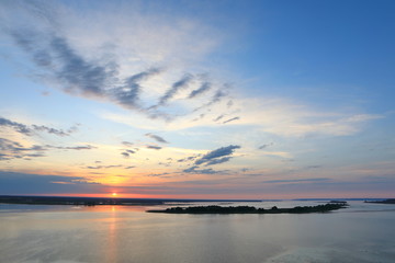 Fototapeta na wymiar magnificent sunrise over the water